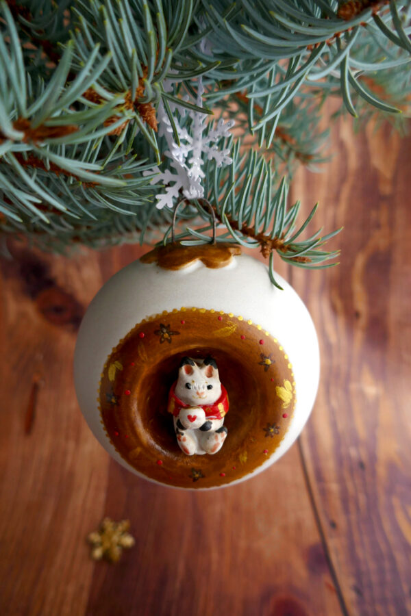 Boule de Noël grès "Lapin Chocolat Chaud" - Collection habitée – Image 3