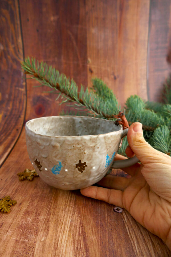 Tasse en grès modelée à la main "Renard d'Hiver" – Image 2