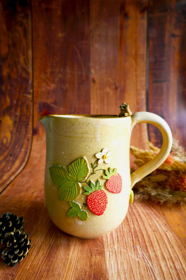 Carafe en grès Raton laveur aux fraises - Collection Habitée