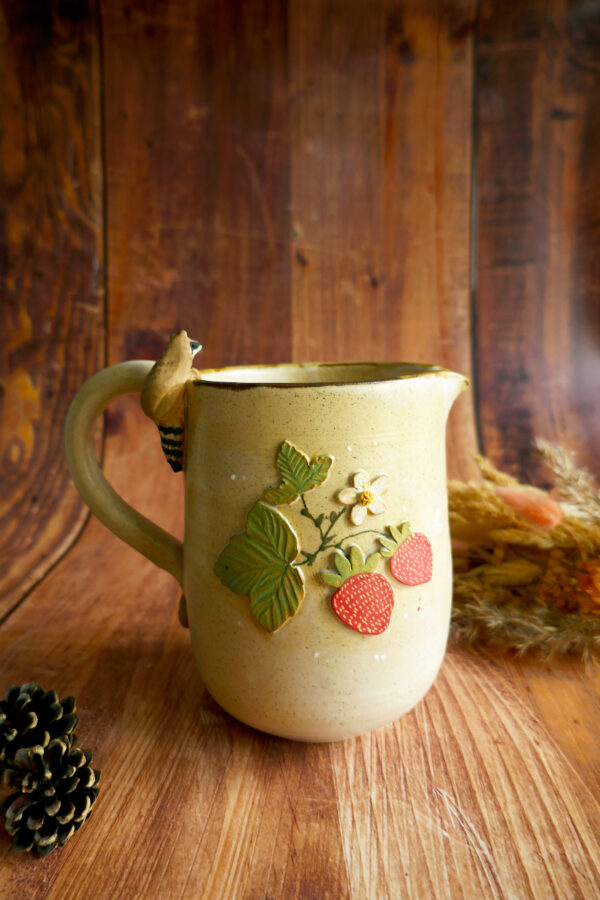 Carafe en grès Raton laveur aux fraises - Collection Habitée – Image 3