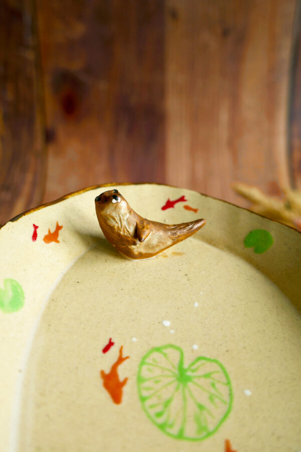 Petit plat ovale Loutre aux nenuphars - Collection Habitée – Image 3