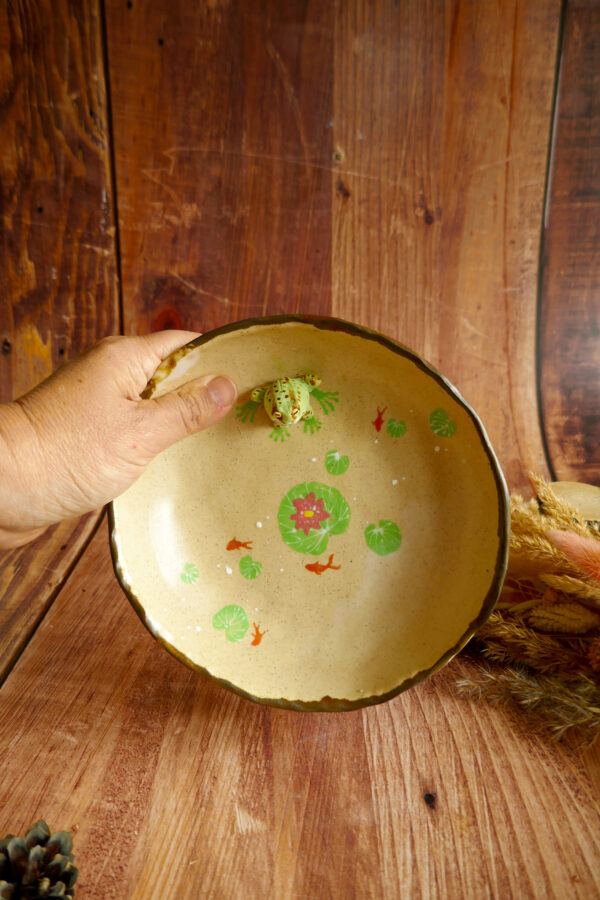 Assiette pour enfants sauvages "Grenouille aux nenuphars" - Collection Habitée – Image 2