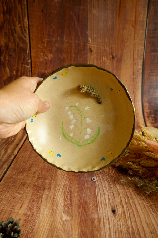 Assiette pour enfants sauvages "Panthère des neiges aux campanules" - Collection Habitée – Image 3