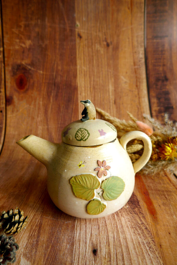 Théière solitaire en grès "Blaireau aux violettes" - Collection Forêt Secrète – Image 2
