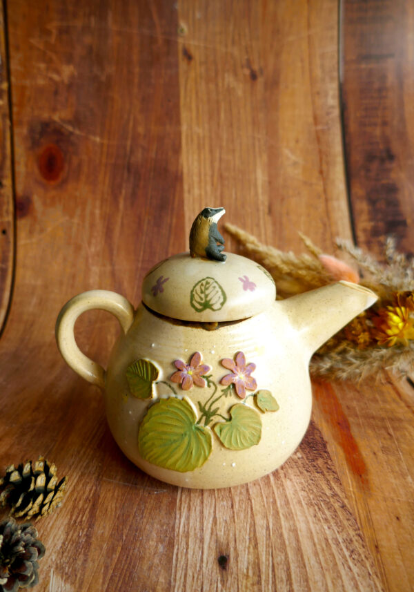 Théière solitaire en grès "Blaireau aux violettes" - Collection Forêt Secrète