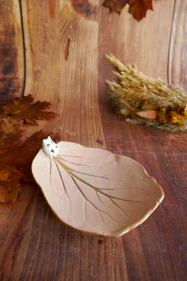 Coupelle grande feuille rose "Totoro blanc"