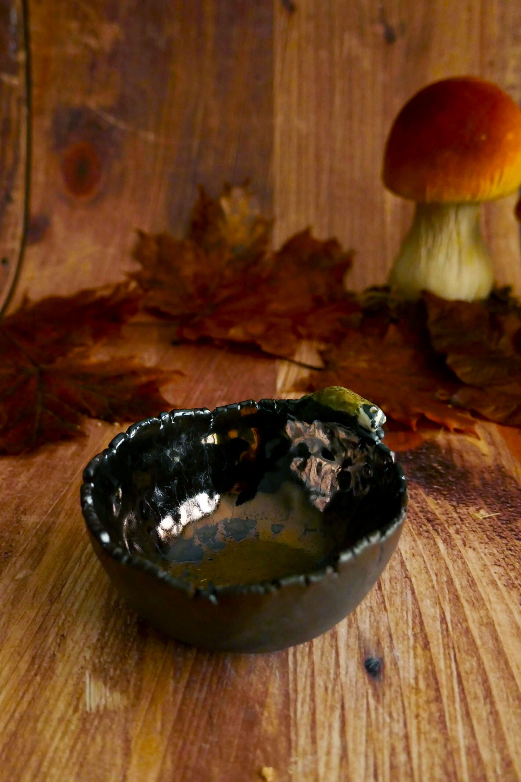 Bol pincé porcelaine noire Blaireau endormi