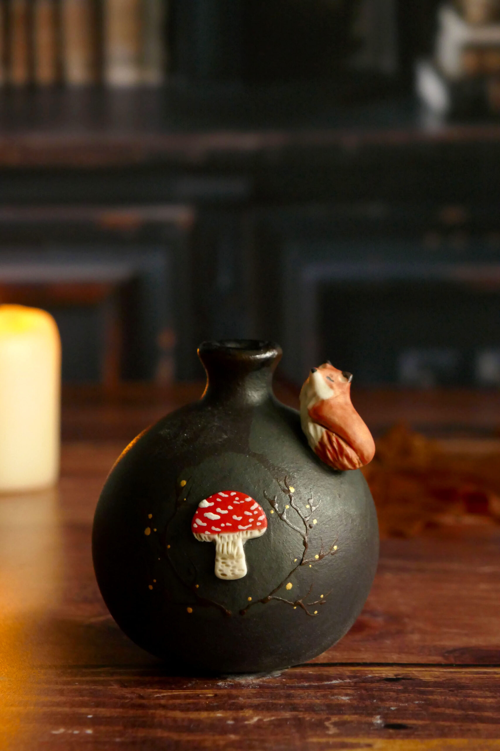 Mini Vase porcelaine noire "Renard à l'amanite"