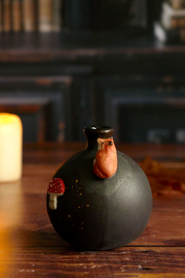 Mini Vase porcelaine noire "Renard à l'amanite" – Image 2