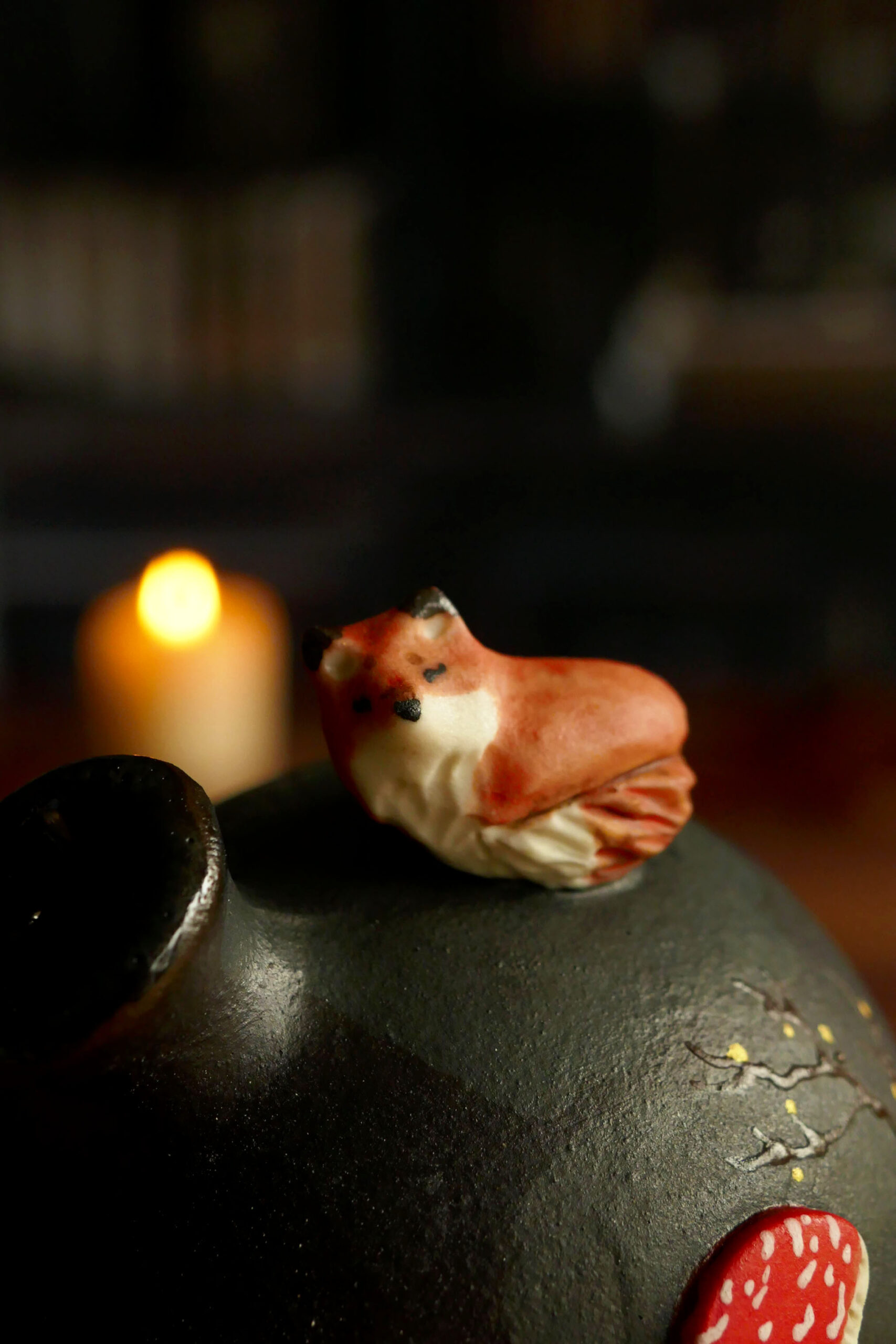Mini Vase porcelaine noire "Renard à l'amanite" – Image 3