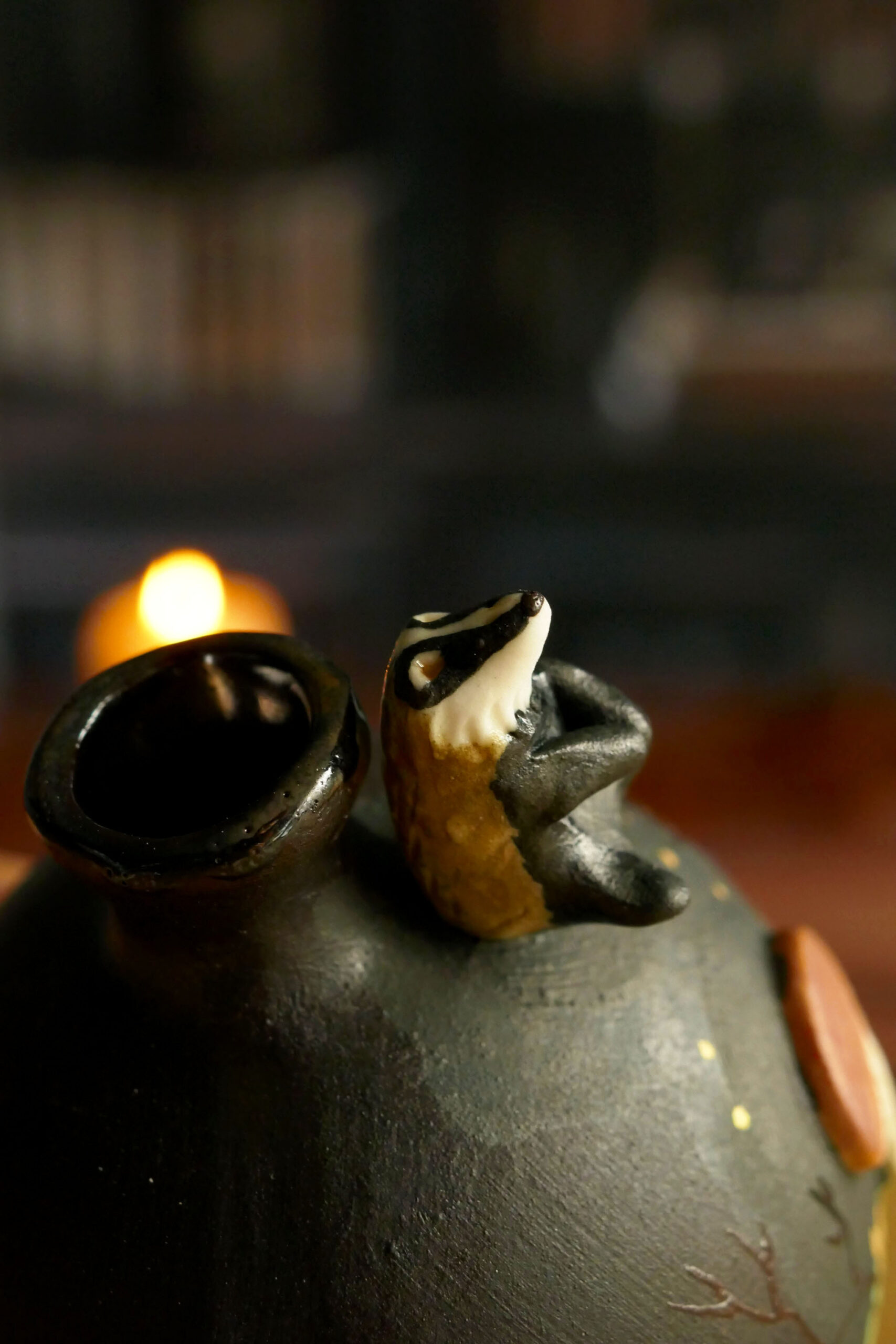 Mini Vase porcelaine noire "Blaireau au cèpe" – Image 3