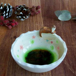 Petit bol pincé en porcelaine "Loutre à l'étang"