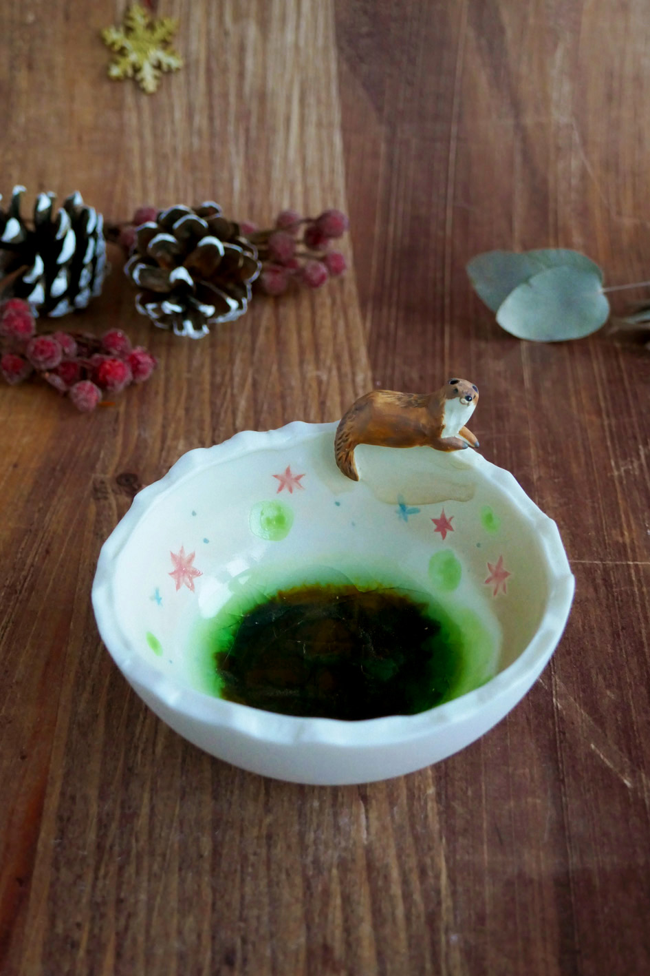 Petit bol pincé en porcelaine "Loutre à l'étang"