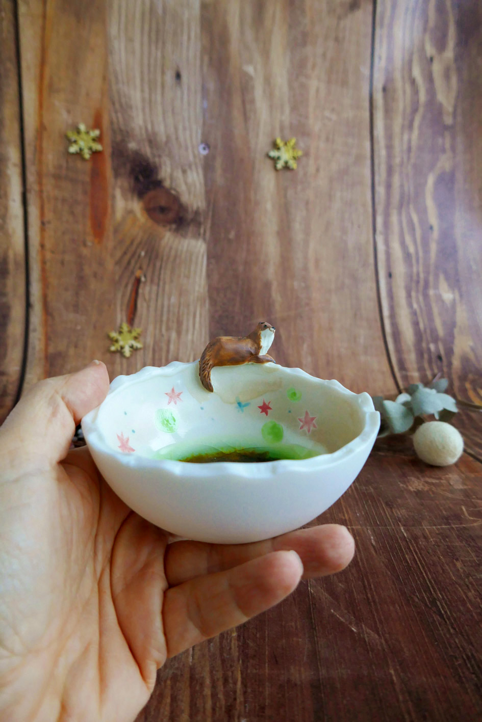 Petit bol pincé en porcelaine "Loutre à l'étang" – Image 3