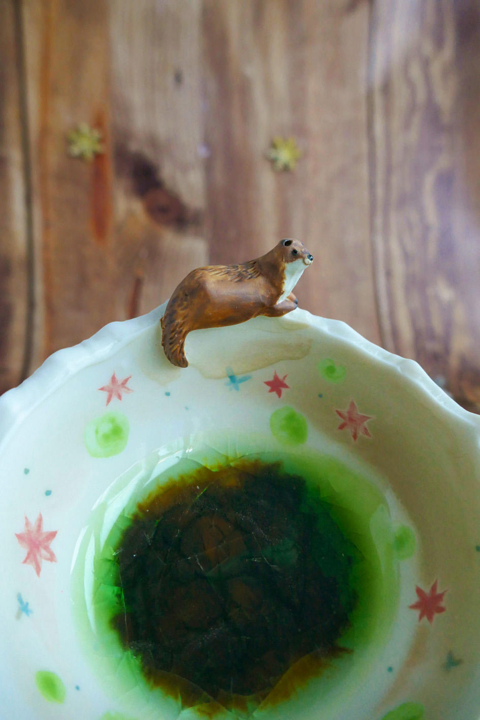 Petit bol pincé en porcelaine "Loutre à l'étang" – Image 4