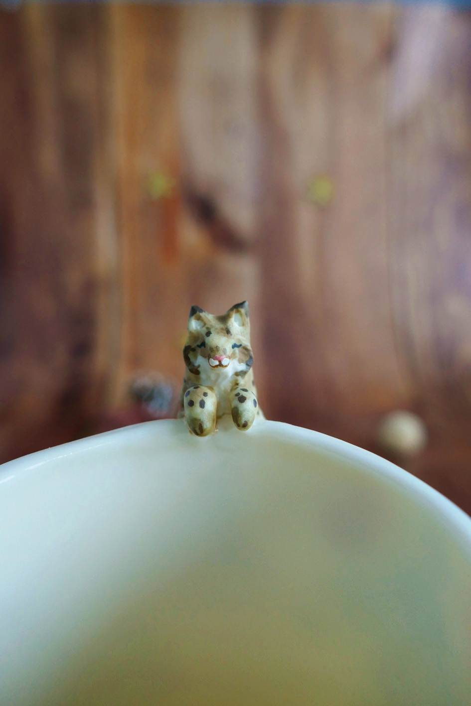 Vase long en porcelaine "Lynx aux sapins" – Image 6