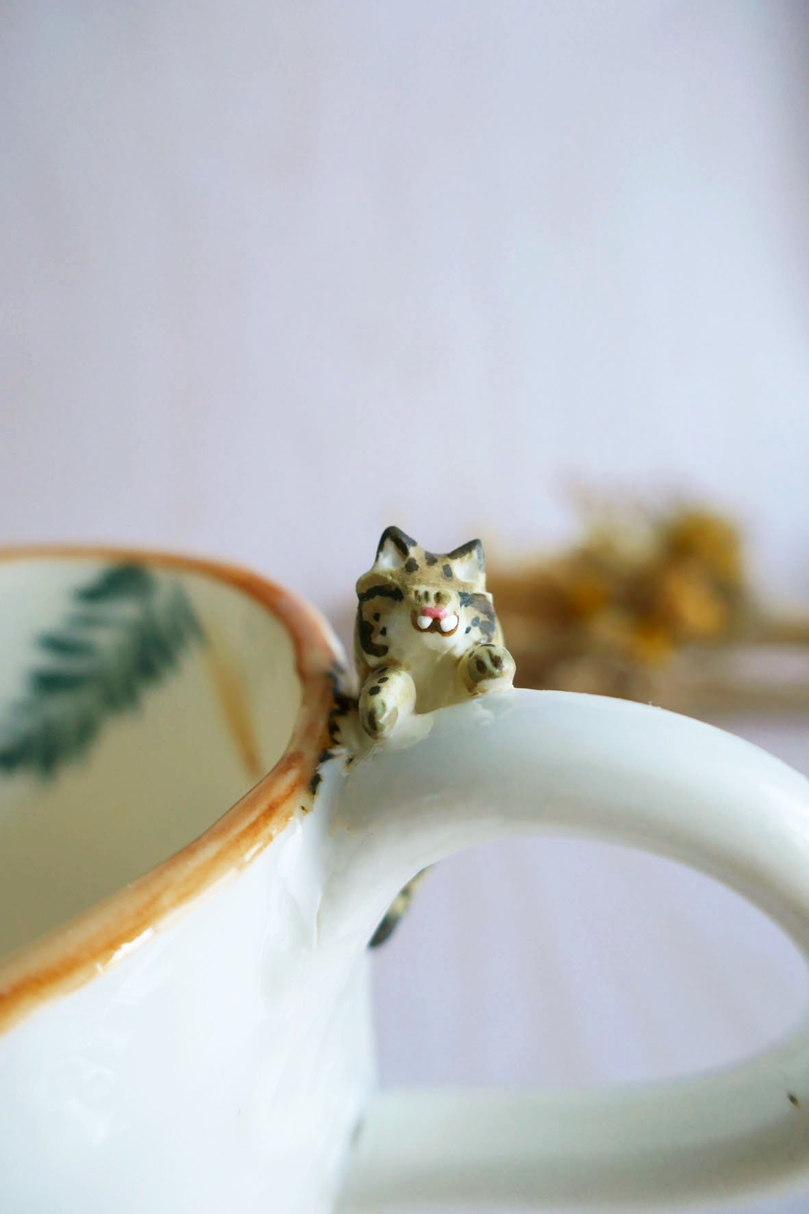 Mug à anse en porcelaine "Lynx aux sapins" – Image 4