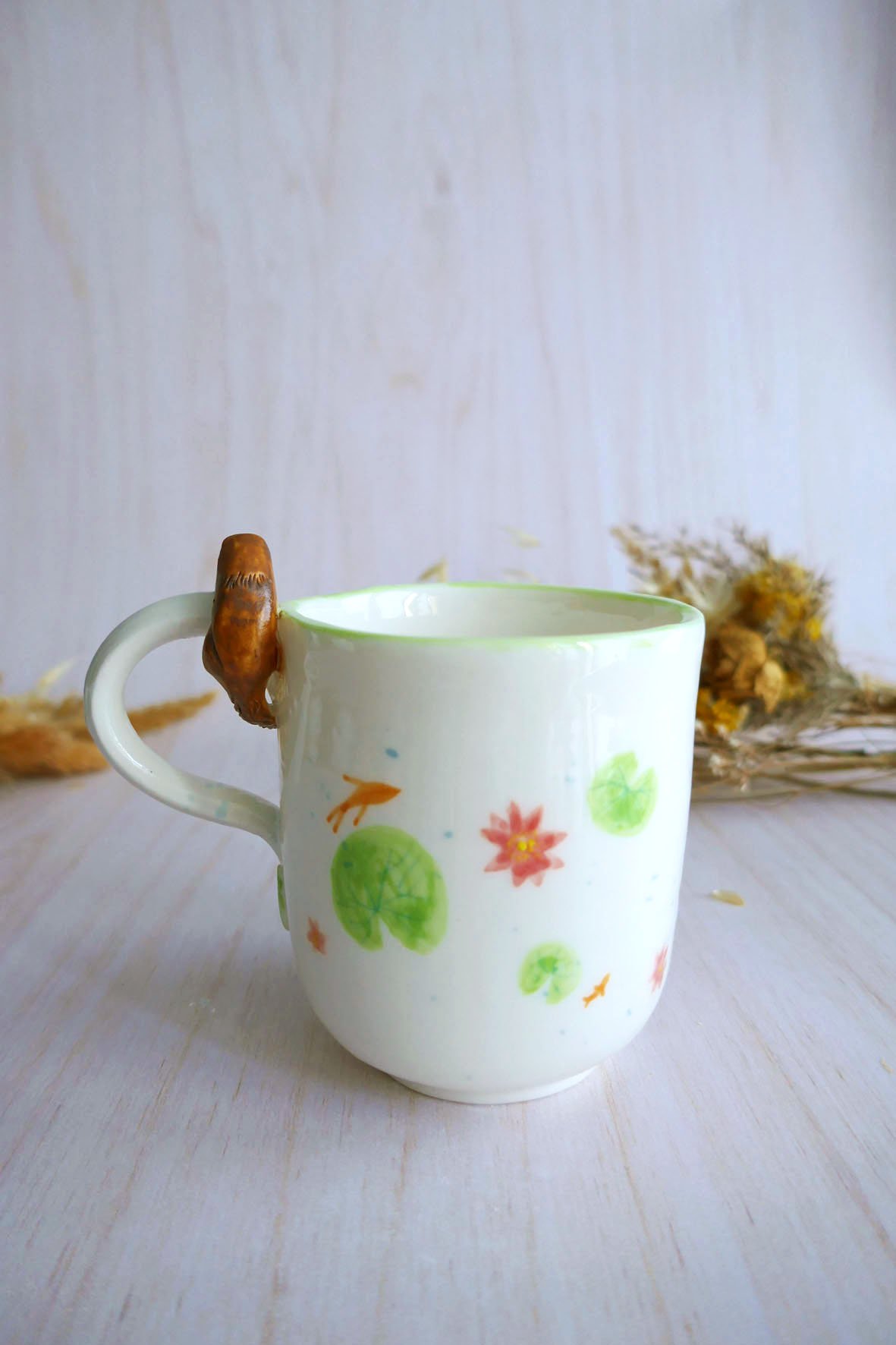 Mug à anse en porcelaine "Loutre aux nenuphars" – Image 2