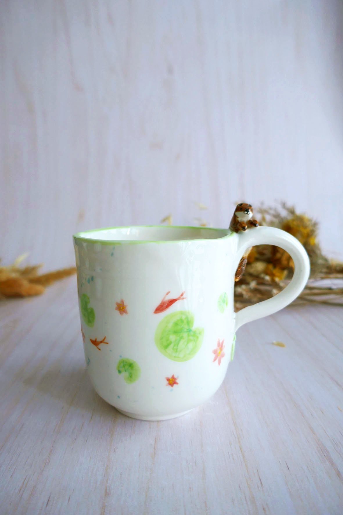 Mug à anse en porcelaine "Loutre aux nenuphars" – Image 3