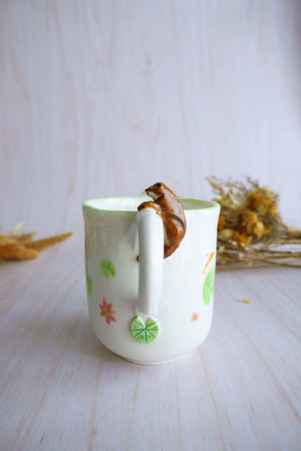 Mug à anse en porcelaine "Loutre aux nenuphars"