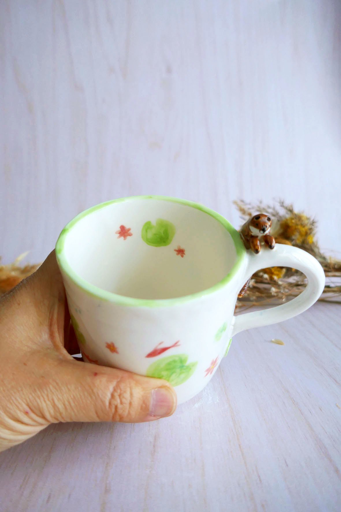 Mug à anse en porcelaine "Loutre aux nenuphars" – Image 4