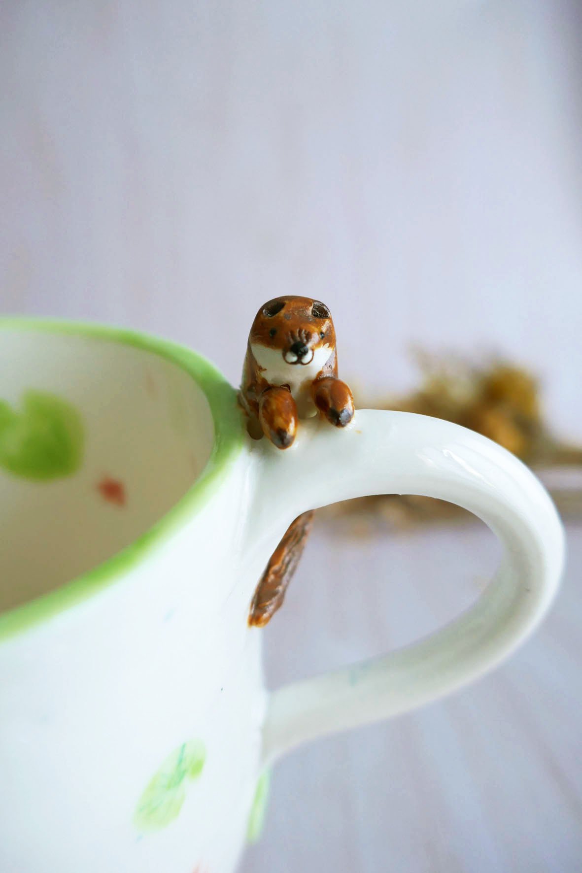 Mug à anse en porcelaine "Loutre aux nenuphars" – Image 5
