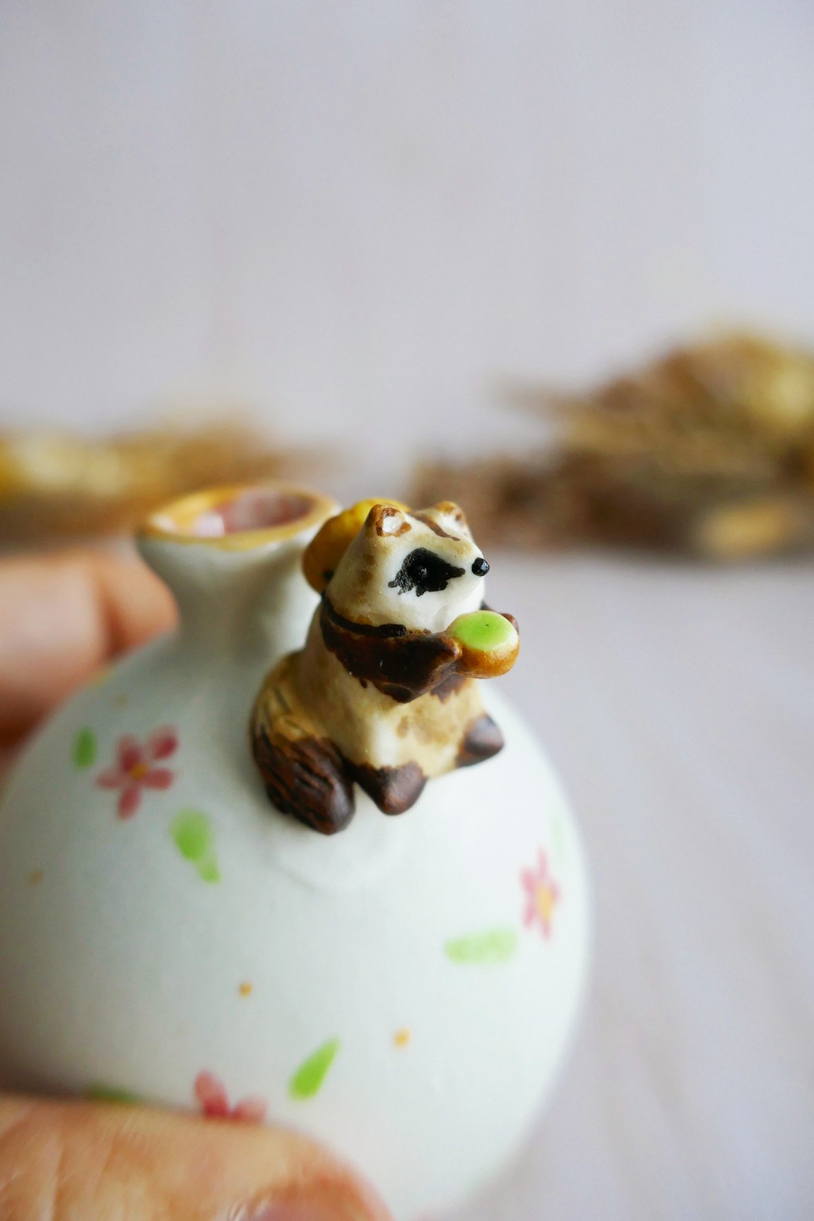 Vase Miniature porcelaine Tanuki Matcha – Image 3