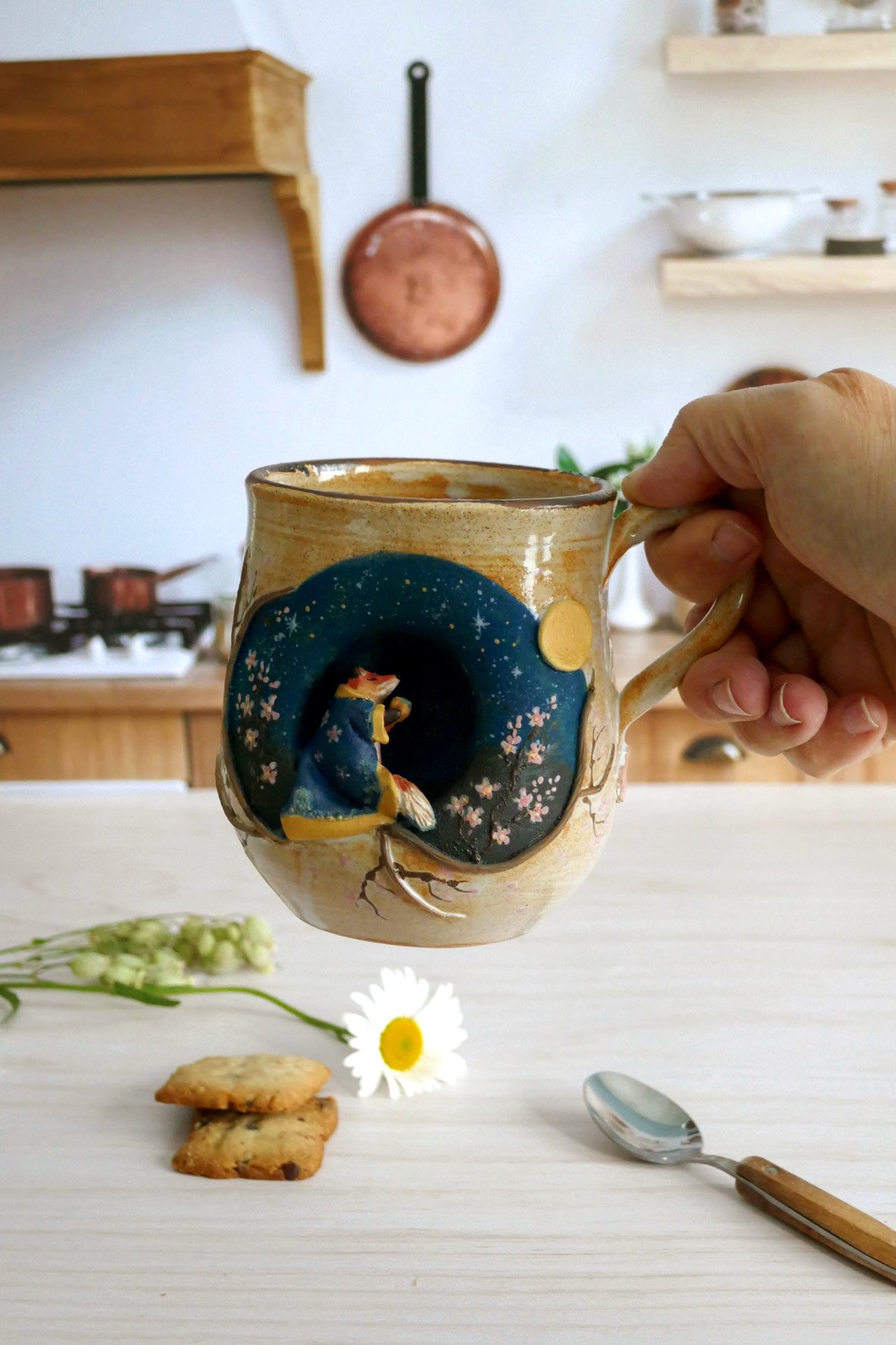 Grand Mug à anse grès "Kitsune à la pleine lune" – Image 4