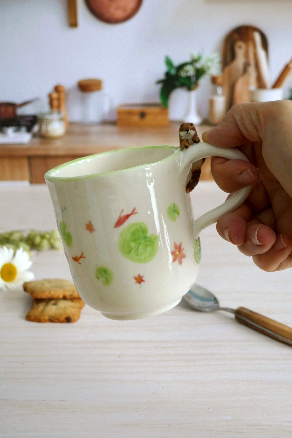 Mug à anse en porcelaine "Loutre aux nenuphars" – Image 6
