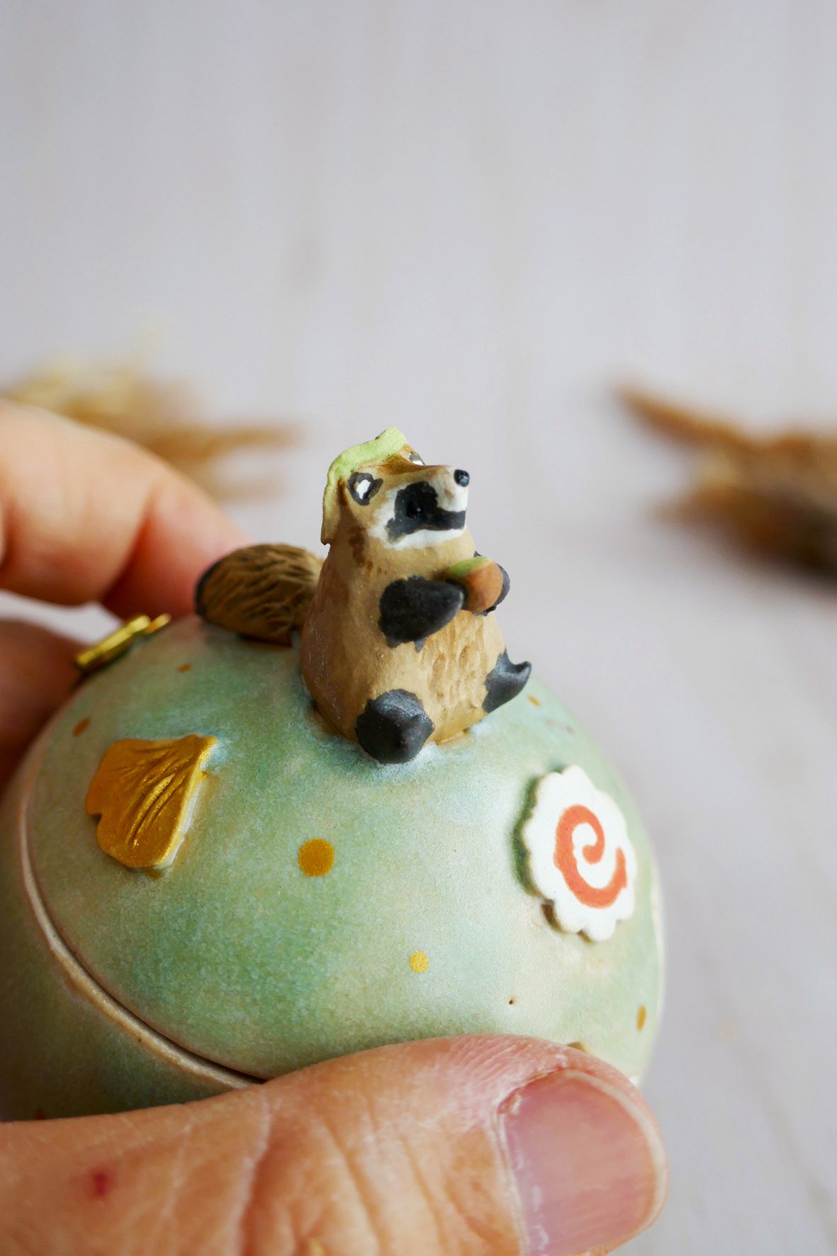 {Kintsugi} Boîte miniature en grès Tanuki – Image 2